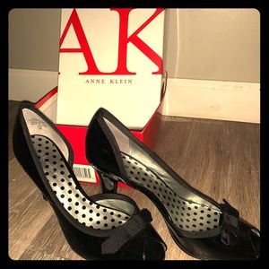 Anne Klein Black Pat Leather Heels Bow